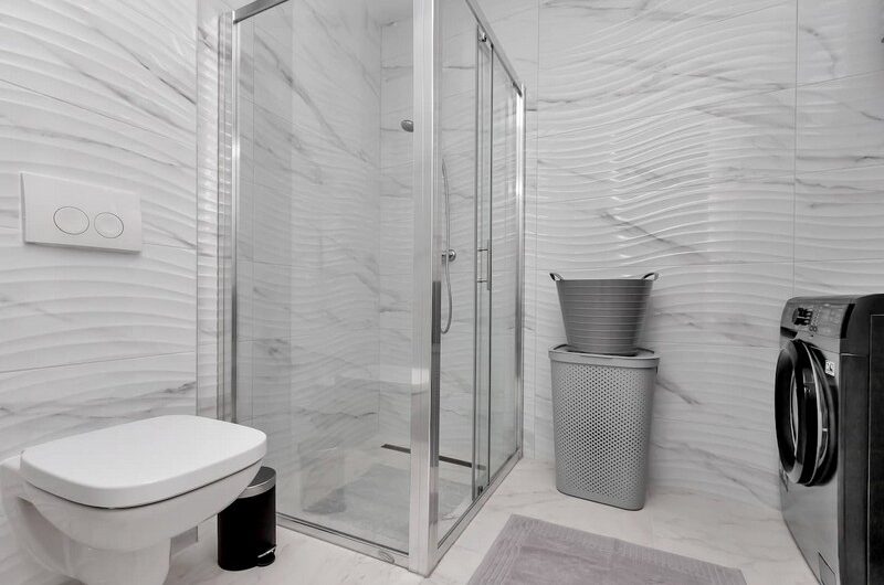 Makarska centar prekrasan dvosoban stan s bazenom