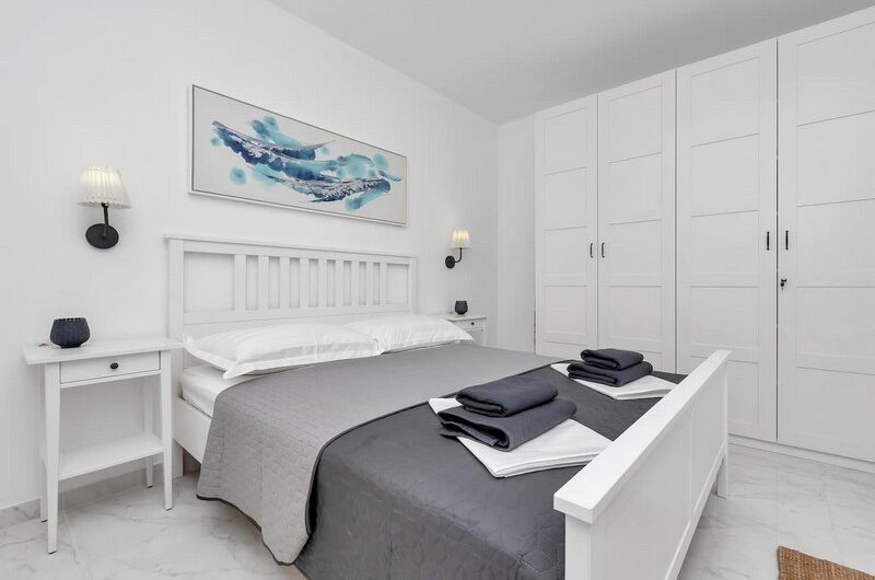 Makarska centar prekrasan dvosoban stan s bazenom