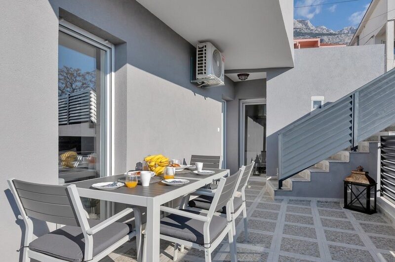 Makarska centar prekrasan dvosoban stan s bazenom