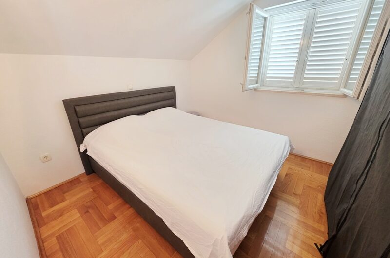 Jednosoban namješten stan s pogledom na more