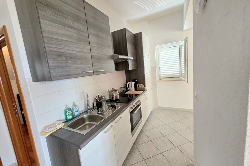 Jednosoban namješten stan s pogledom na more