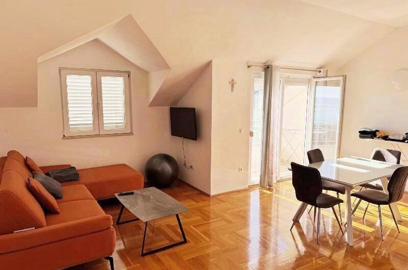 Jednosoban namješten stan s pogledom na more