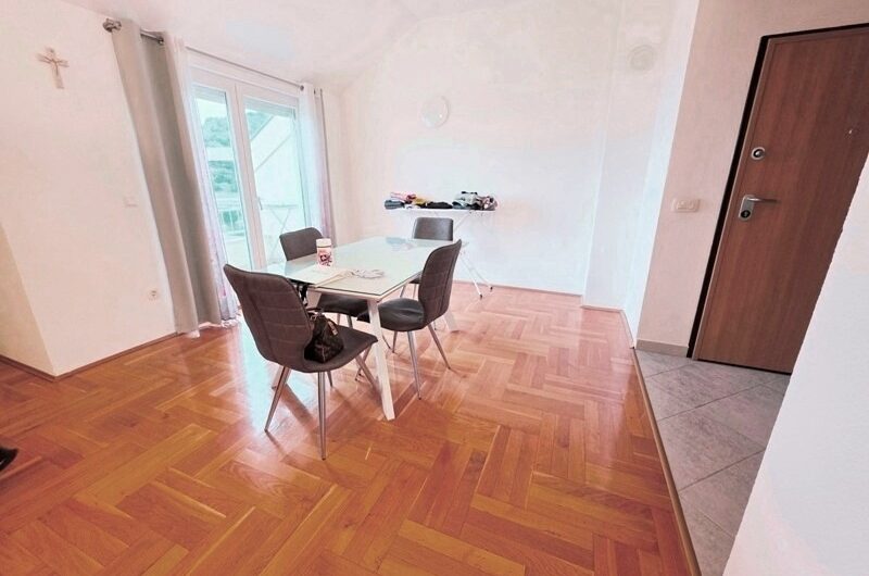 Jednosoban namješten stan s pogledom na more