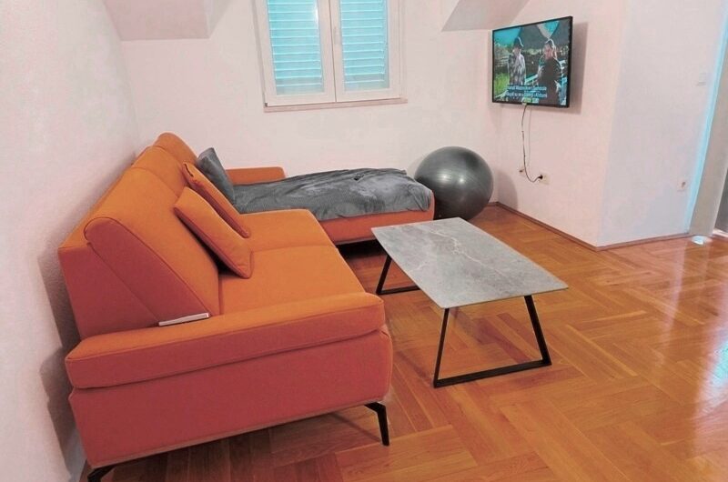 Jednosoban namješten stan s pogledom na more