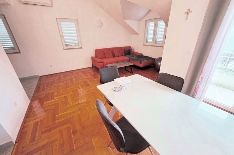 Jednosoban namješten stan s pogledom na more