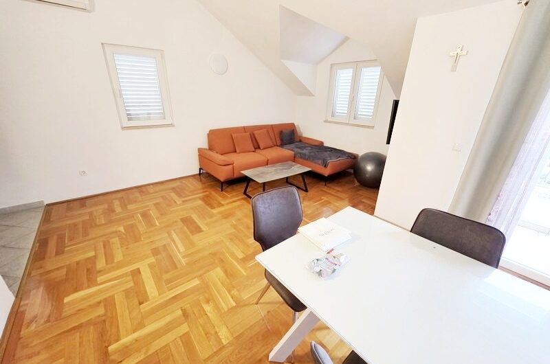 Jednosoban namješten stan s pogledom na more