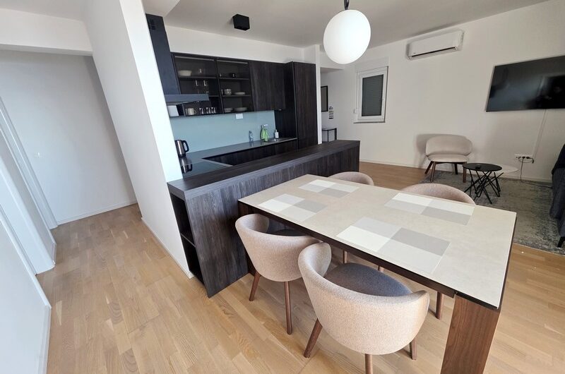 Makarska, prekrasan trosoban namješten stan