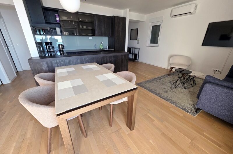 Makarska, prekrasan trosoban namješten stan