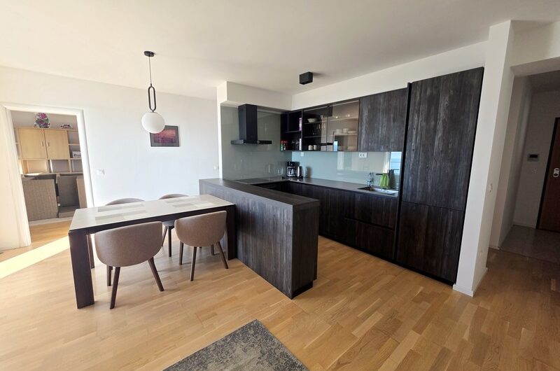 Makarska, prekrasan trosoban namješten stan