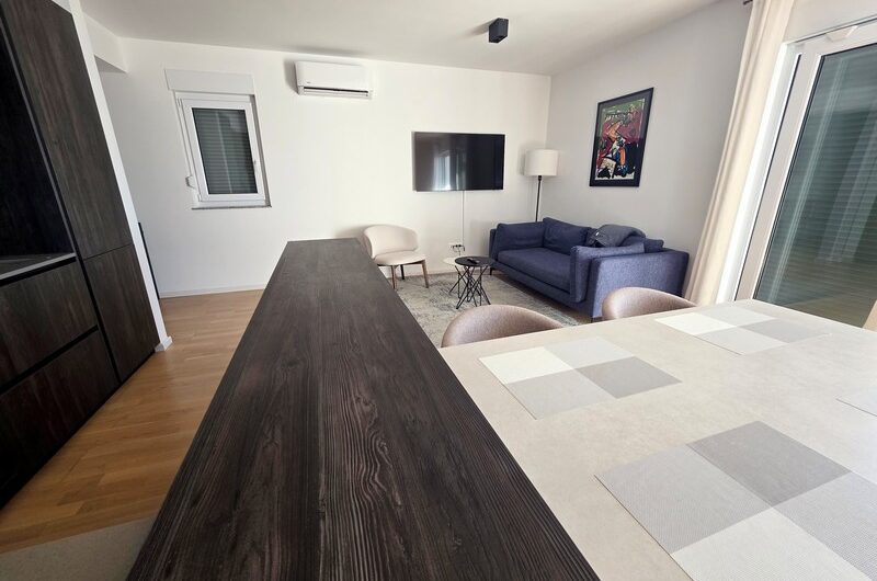 Makarska, prekrasan trosoban namješten stan