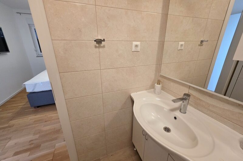 Makarska, prekrasan trosoban namješten stan