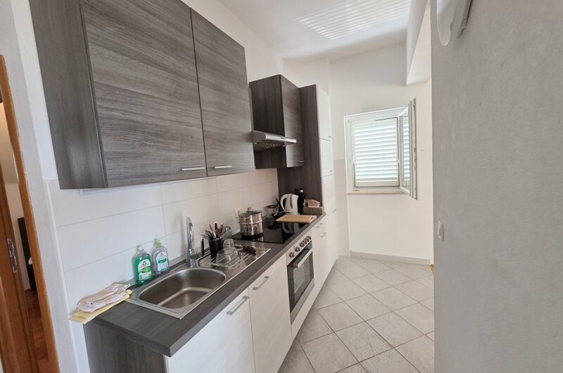 Jednosoban namješten stan s pogledom na more