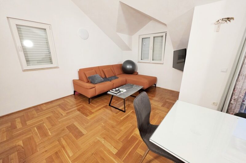 Jednosoban namješten stan s pogledom na more