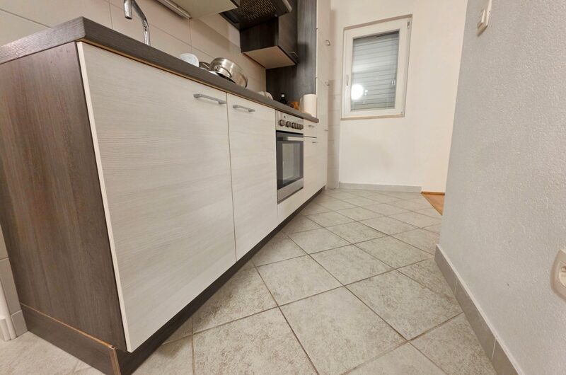 Jednosoban namješten stan s pogledom na more