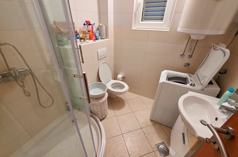 Jednosoban namješten stan s pogledom na more