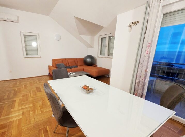 Jednosoban namješten stan s pogledom na more