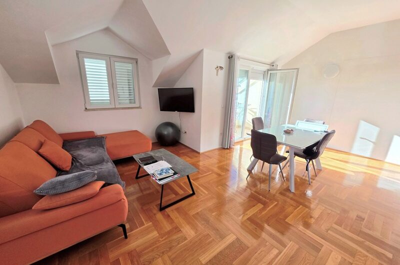 Jednosoban namješten stan s pogledom na more