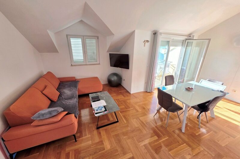 Jednosoban namješten stan s pogledom na more