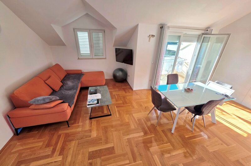 Jednosoban namješten stan s pogledom na more