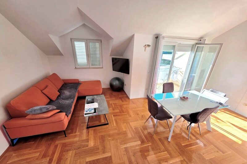 Jednosoban namješten stan s pogledom na more