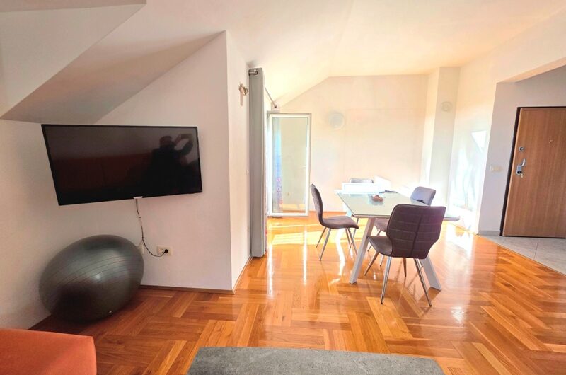 Jednosoban namješten stan s pogledom na more