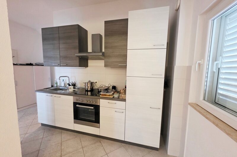 Jednosoban namješten stan s pogledom na more