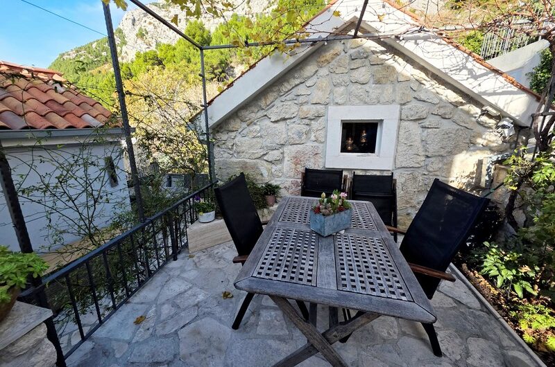 Prekrasan posjed s tri objekta – Topići, Baška voda