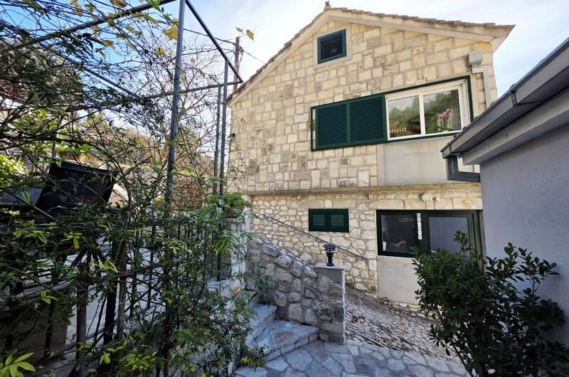 Prekrasan posjed s tri objekta – Topići, Baška voda
