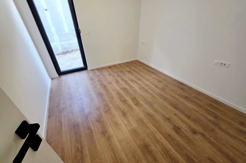 Makarska dvosoban stan s prostranom terasom novogradnja