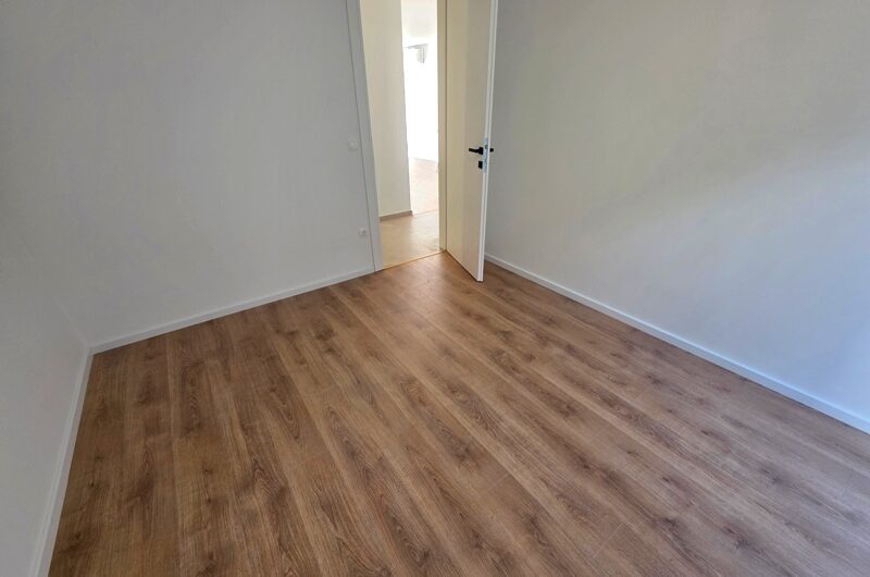 Makarska dvosoban stan s prostranom terasom novogradnja