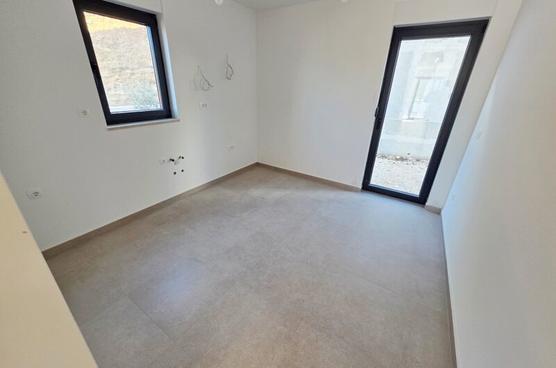 Makarska dvosoban stan s prostranom terasom novogradnja