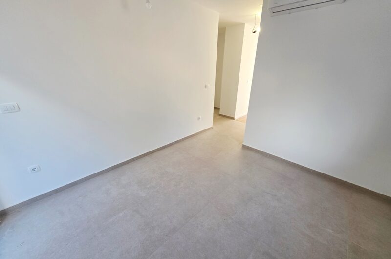 Makarska dvosoban stan s prostranom terasom novogradnja