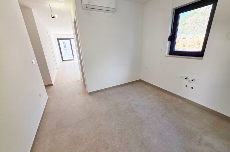 Makarska dvosoban stan s prostranom terasom novogradnja