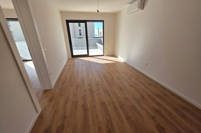 Makarska dvosoban stan s prostranom terasom novogradnja