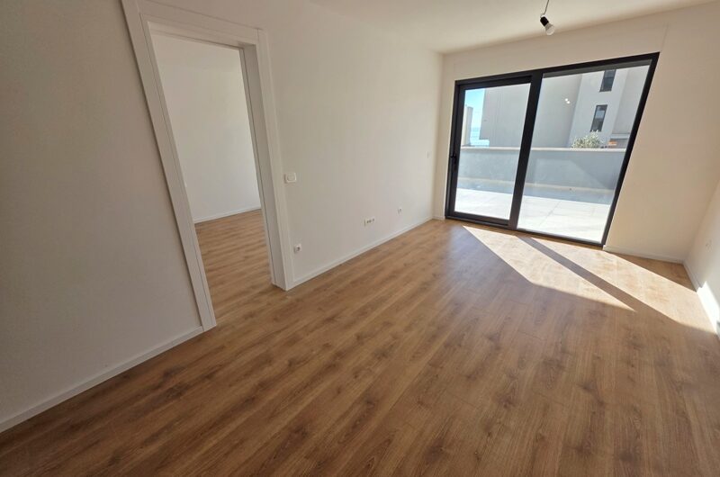 Makarska dvosoban stan s prostranom terasom novogradnja