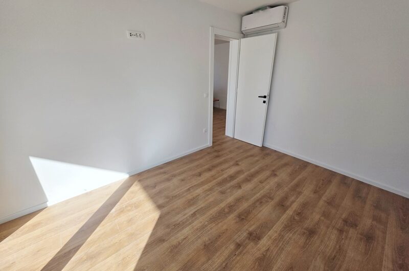 Makarska dvosoban stan s prostranom terasom novogradnja