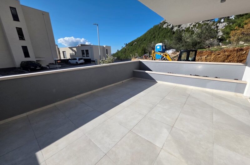 Makarska dvosoban stan s prostranom terasom novogradnja