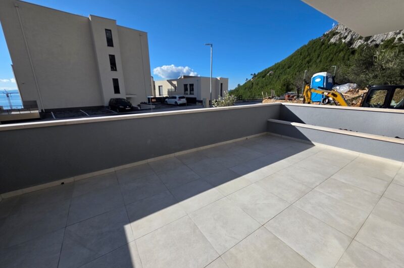 Makarska dvosoban stan s prostranom terasom novogradnja