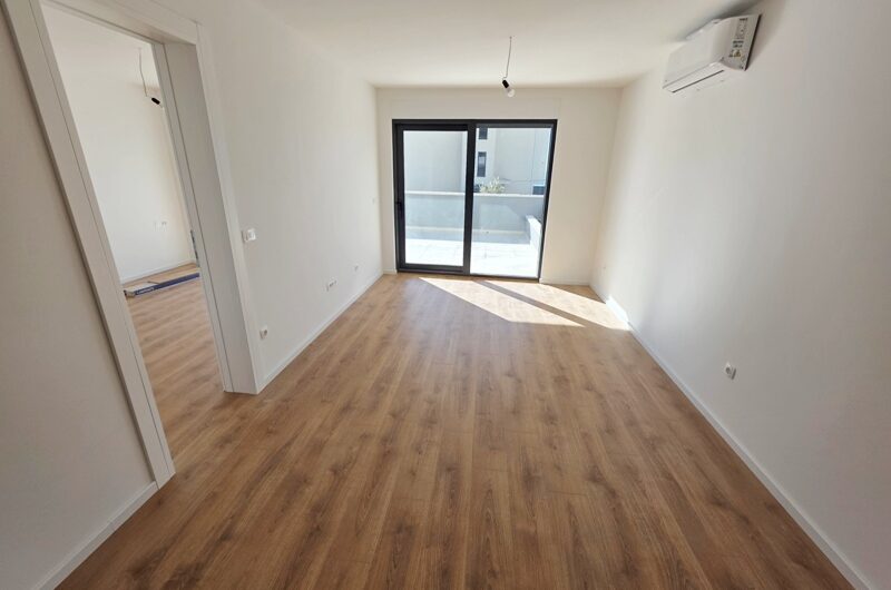 Makarska dvosoban stan s prostranom terasom novogradnja