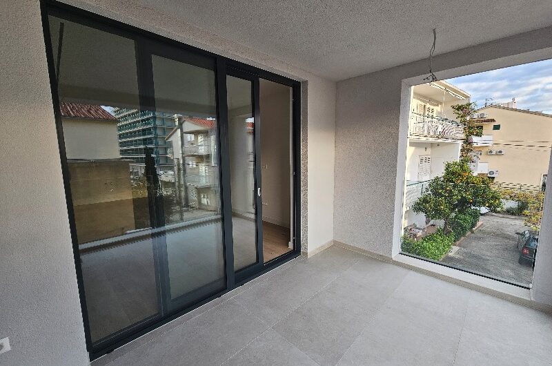 Makarska, atraktivan dvosoban stan blizu plaže