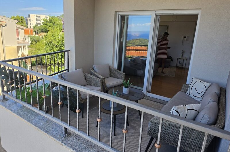 Makarska prekrasan trosoban stan s pogledom na more