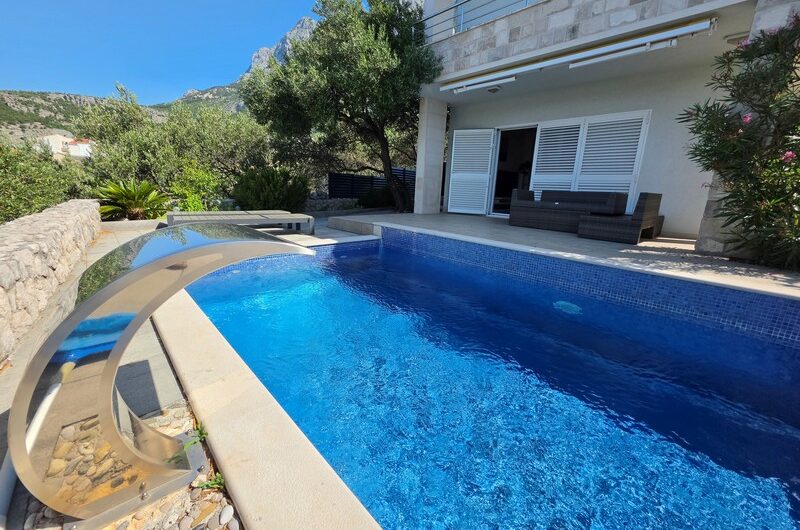 Makarska manja vila s bazenom top lokacija