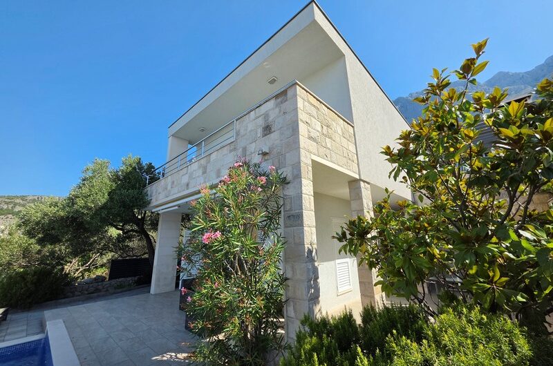 Makarska manja vila s bazenom top lokacija