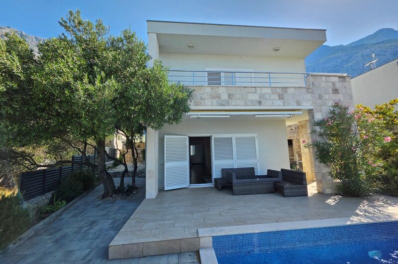 Makarska manja vila s bazenom top lokacija