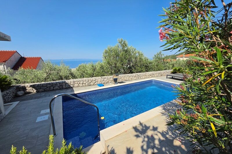 Makarska manja vila s bazenom top lokacija