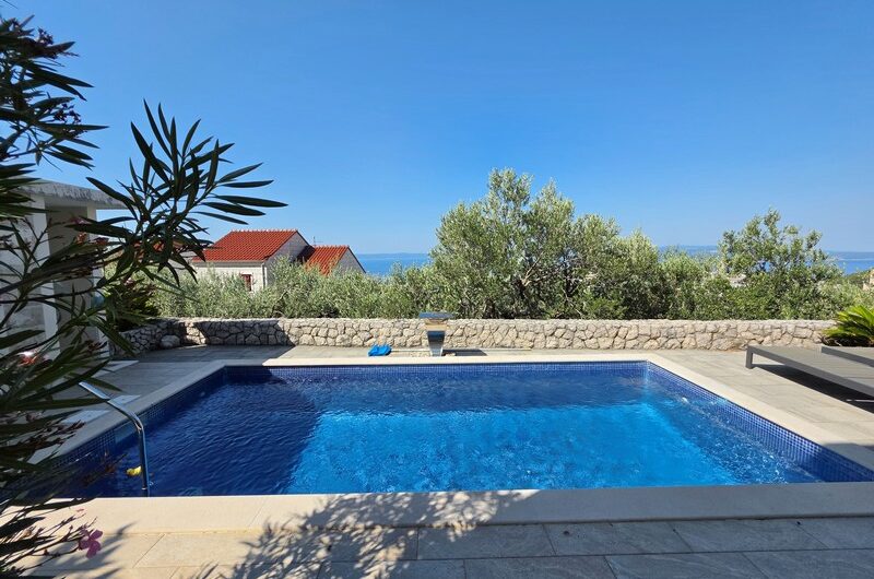 Makarska manja vila s bazenom top lokacija