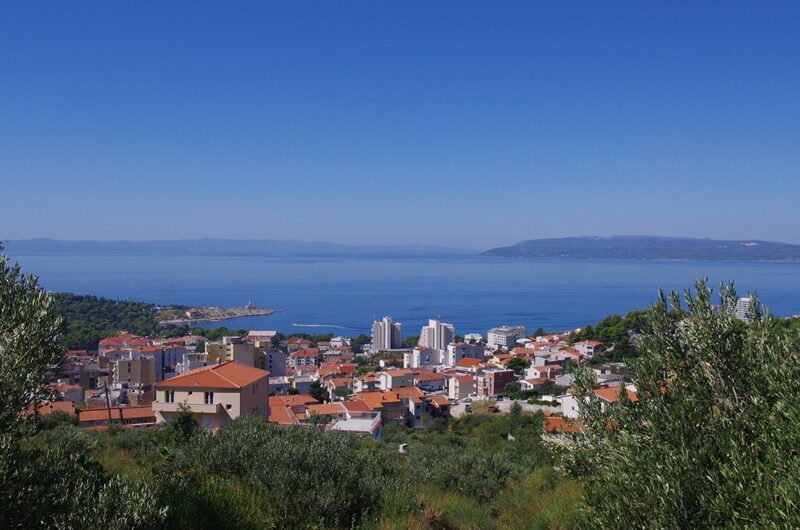Makarska zemljište u građevnoj zoni s otvorenim pogledom na more