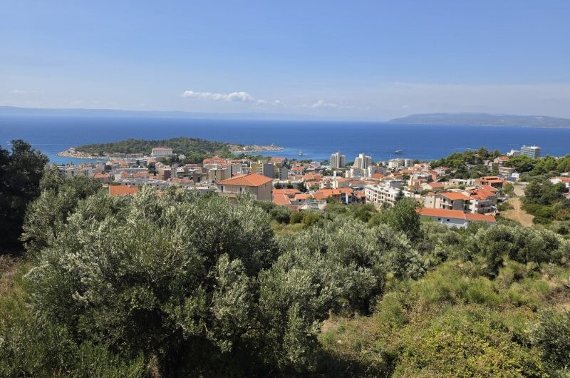 Makarska zemljište u građevnoj zoni s otvorenim pogledom na more