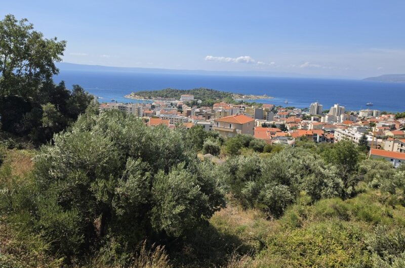 Makarska zemljište u građevnoj zoni s otvorenim pogledom na more
