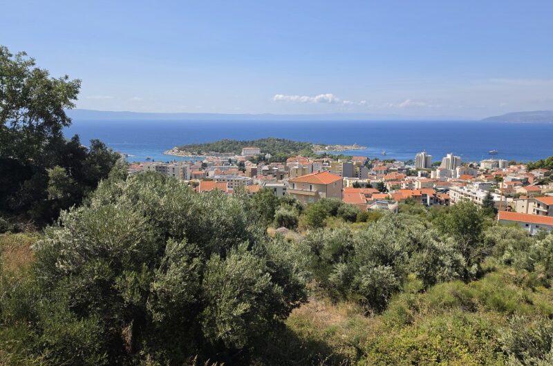 Makarska zemljište u građevnoj zoni s otvorenim pogledom na more